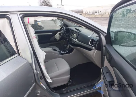 2018 Toyota Highlander Le z USA, uszkodzony, nr VIN 5TDZARFH0JS040082